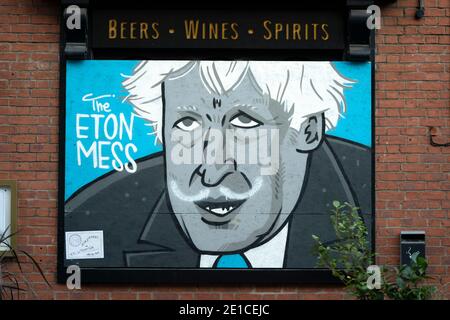 Manchester, Regno Unito. 6 gennaio 2021. Un murale satirico del primo ministro Boris Johnson è visto su un bar imbarcato a Manchester quando il paese entra in un terzo blocco nazionale di fronte al Coronavirus, Manchester, Regno Unito. Credit: Jon Super/Alamy Live News Foto Stock