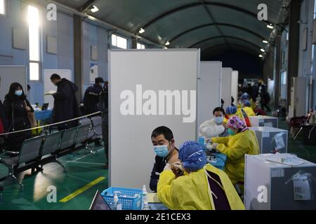 Pechino, Cina. 6 gennaio 2021. Le persone ricevono le vaccinazioni COVID-19 in un sito di vaccinazione temporanea nel distretto di Haidian a Pechino, capitale della Cina, il 6 gennaio 2021. Credit: JU Huanzong/Xinhua/Alamy Live News Foto Stock