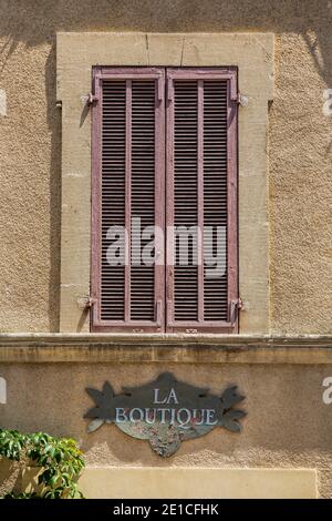 Lourmarin Francia 14 luglio 2015 : segno negozio la Boutique, letteralmente 'il negozio' a Lourmarin, Provenza Foto Stock