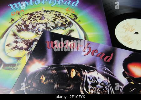 Viersen, Germania - 1 maggio. 2020: Primo piano della collezione di copertine in vinile della rock band inglese d'epoca Motorhead (con particolare attenzione alla copertina anteriore) Foto Stock