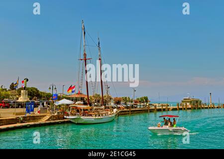 Waterfront del fiume Mincio ed il deflusso del Lago di Garda a Peschiera del Garda, regione Veneto, Italia. Foto Stock