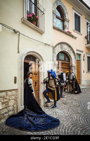 Rappresentazione storica in costume d'epoca. Cavaliere di Sulmona. Provincia di l'Aquila, Abruzzo, Italia, Europa Foto Stock