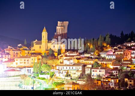 La Turbie villaggio e Trofeo delle Alpi storico punto di riferimento vista serale, dipartimento Alpes-Maritimes nel sud-est della Francia Foto Stock