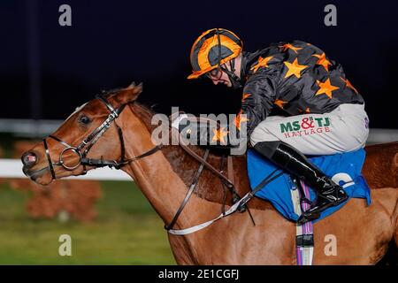 Jack Garrity riding elusive Treat vince l'Unibet 3 Uniboosts UN Day handicap all'ippodromo di Kempton Park. Foto Stock