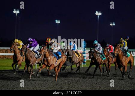 Jack Garrity riding delusive treat (arancione/nero) vincendo la Unibet 3 Uniboosts UN giorno handicap al Kempton Park Racecourse. Foto Stock