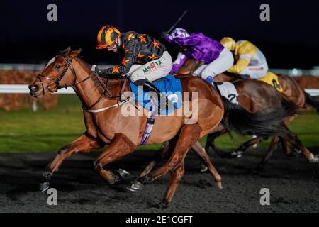 Jack Garrity riding elusive Treat vince l'Unibet 3 Uniboosts UN Day handicap all'ippodromo di Kempton Park. Foto Stock