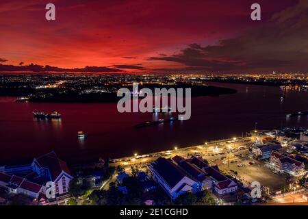 Vista dall'alto di Samut Prakan, Thailandia. Tramonto sul fiume Chao Phraya, cielo arancione. Foto Stock