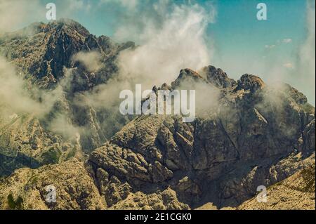 Cime del Monte Prena tra le nuvole. Parco Nazionale del Gran Sasso e Monti della Laga, Abruzzo, Italia, Europa Foto Stock