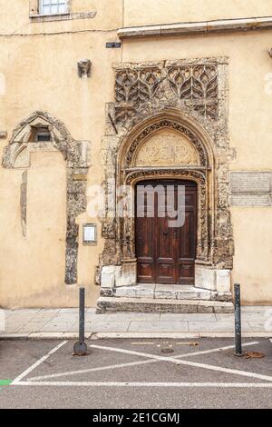 Portale d'ingresso alla cappella di san teodoro in Vienne. Auvergne-Rhône-Alpes, Francia, Europa Foto Stock