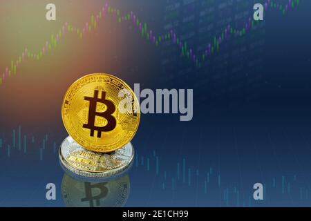 Bitcoins e concetto di nuovo denaro virtuale. Monete d'oro con grafico a bastone di candela e sfondo digitale. Moneta d'oro con l'icona B o blockcha Foto Stock