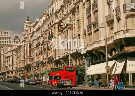 Calle de Alcalá è una delle strade più lunghe e antiche di Madrid. Inizia a Puerta del Sol. 11 km di lunghezza, con diversi punti di riferimento lungo la strada. Foto Stock