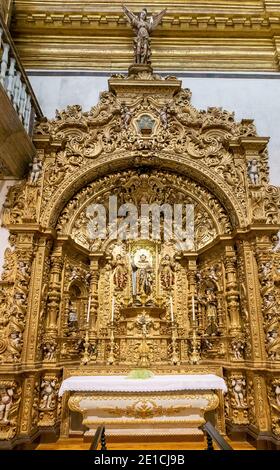 Faro, Portogallo - 31 dicembre 2020: Veduta dell'interno della Chiesa di Igreja do Carmo a Faro Foto Stock