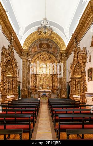 Faro, Portogallo - 31 dicembre 2020: Veduta dell'interno della Chiesa di Igreja do Carmo a Faro Foto Stock