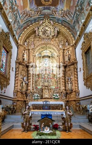 Faro, Portogallo - 31 dicembre 2020: Veduta dell'altare della Chiesa di Igreja do Carmo a Faro Foto Stock