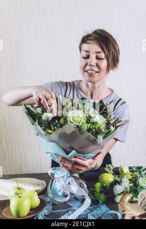 Flower Trends 2021, naturalità, arrangiamento dei fiori, trucchi fioristi, suggerimenti. Piccola impresa. Studio di disegno floreale, che fa decorazioni e arrangiamenti Foto Stock