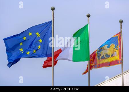Venezia, Italia - 10 gennaio 2017: City Lion Bandiere italiane ed europee insieme a Venezia, Italia. Foto Stock