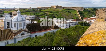 Castro Marim, Portogallo - 5 gennaio 2020: Il pittoresco villaggio di Castro Marim e il castello alle spalle Foto Stock