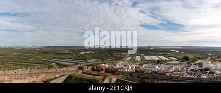 Castro Marim, Portogallo - 5 gennaio 2020: Il pittoresco villaggio di Castro Marim e il castello alle spalle Foto Stock