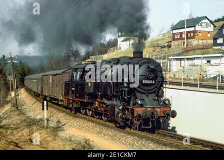 Trasporto ferroviario locomotiva 95 0041-4 all'ingresso della stazione di Schmiedefeld con treno passeggeri nell'aprile 1979, Turingia, Germania, Europa Foto Stock