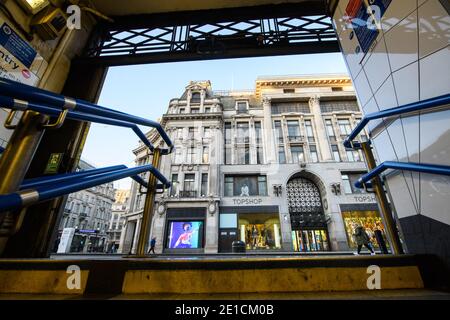 Londra, Regno Unito. 6 gennaio 2021. Coronavirus: Negozi chiusi, tra cui il negozio principale di Topshop, e strade tranquille di Oxford Street nel centro di Londra, quando il Regno Unito entra in una nuova chiusura nazionale finalizzata a frenare la diffusione di Coronavirus. Il credito fotografico dovrebbe essere: Matt Crossick/Empics/Alamy Live News Foto Stock