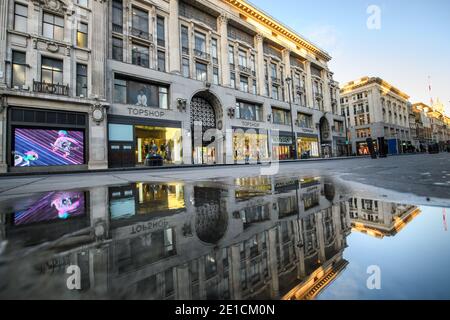 Londra, Regno Unito. 6 gennaio 2021. Coronavirus: Negozi chiusi, tra cui il negozio principale di Topshop, e strade tranquille di Oxford Street nel centro di Londra, quando il Regno Unito entra in una nuova chiusura nazionale finalizzata a frenare la diffusione di Coronavirus. Il credito fotografico dovrebbe essere: Matt Crossick/Empics/Alamy Live News Foto Stock