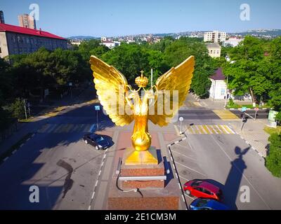 un monumento a due teste un'aquila dorata. Foto Stock