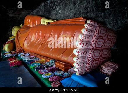 Unawatuna, Sri Lanka, Asia: Statua di Buddha reclinato in Sri Viwekaramaya Monaster con grandi piedi dipinti Foto Stock