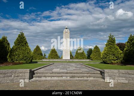 'Il soldato in cattività' è un memoriale canadese che onora i suoi soldati della prima guerra mondiale a St. Julien, vicino a Ypres, Belgio. Foto Stock