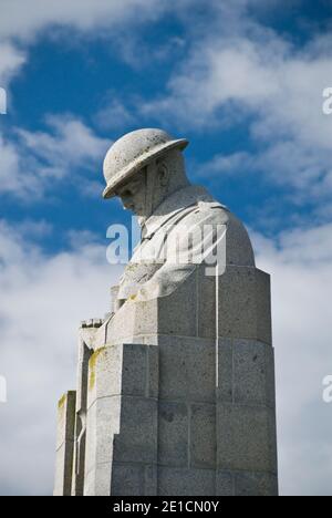 'Il soldato in cattività' è un memoriale canadese che onora i suoi soldati della prima guerra mondiale a St. Julien, vicino a Ypres, Belgio. Foto Stock