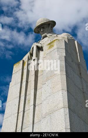 'Il soldato in cattività' è un memoriale canadese che onora i suoi soldati della prima guerra mondiale a St. Julien, vicino a Ypres, Belgio. Foto Stock