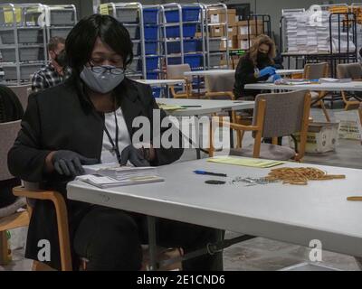 Lawrenceville, Georgia, Stati Uniti. 6 gennaio 2021. I lavoratori di elezione procedano i voti degli assenti di posta-in a Gwinnett County Voter Registration & Elections. Credit: Sue Dorfman/ZUMA Wire/Alamy Live News Foto Stock