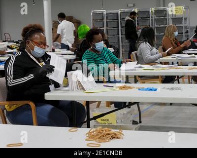 Lawrenceville, Georgia, Stati Uniti. 6 gennaio 2021. I lavoratori di elezione procedano i voti degli assenti di posta-in a Gwinnett County Voter Registration & Elections. Credit: Sue Dorfman/ZUMA Wire/Alamy Live News Foto Stock