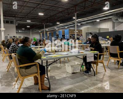 Lawrenceville, Georgia, Stati Uniti. 6 gennaio 2021. I lavoratori di elezione procedano i voti degli assenti di posta-in a Gwinnett County Voter Registration & Elections. Credit: Sue Dorfman/ZUMA Wire/Alamy Live News Foto Stock