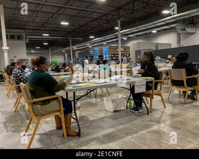 Lawrenceville, Georgia, Stati Uniti. 6 gennaio 2021. I lavoratori di elezione procedano i voti degli assenti di posta-in a Gwinnett County Voter Registration & Elections. Credit: Sue Dorfman/ZUMA Wire/Alamy Live News Foto Stock