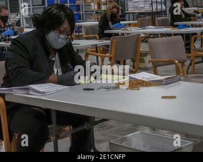 Lawrenceville, Georgia, Stati Uniti. 6 gennaio 2021. I lavoratori di elezione procedano i voti degli assenti di posta-in a Gwinnett County Voter Registration & Elections. Credit: Sue Dorfman/ZUMA Wire/Alamy Live News Foto Stock