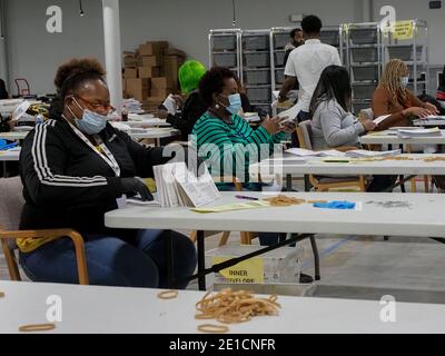 Lawrenceville, Georgia, Stati Uniti. 6 gennaio 2021. I lavoratori di elezione procedano i voti degli assenti di posta-in a Gwinnett County Voter Registration & Elections. Credit: Sue Dorfman/ZUMA Wire/Alamy Live News Foto Stock