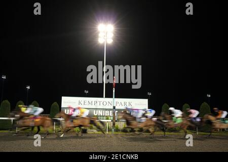 Una visione generale mentre i corridori passano il posto vincente con un circuito per andare in Unibet Extra Place Offerte ogni giorno Novice Stakes al Kempton Park Racecourse. Foto Stock