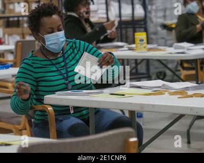 Lawrenceville, Georgia, Stati Uniti. 6 gennaio 2021. I lavoratori di elezione procedano i voti degli assenti di posta-in a Gwinnett County Voter Registration & Elections. Credit: Sue Dorfman/ZUMA Wire/Alamy Live News Foto Stock