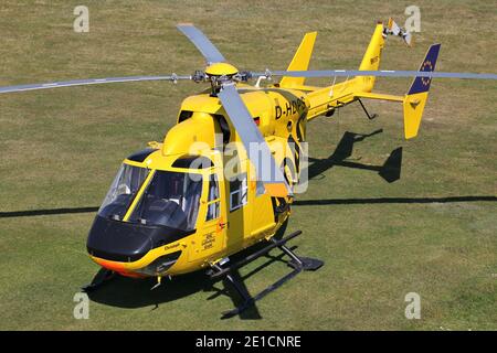 MBB BK 117B-2 ADAC Luftrettung elicottero di soccorso con registrazione D-HDPS all'aeroporto di Bonn Hangelar. Foto Stock