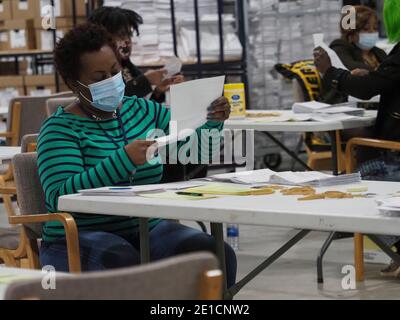 Lawrenceville, Georgia, Stati Uniti. 6 gennaio 2021. I lavoratori di elezione procedano i voti degli assenti di posta-in a Gwinnett County Voter Registration & Elections. Credit: Sue Dorfman/ZUMA Wire/Alamy Live News Foto Stock