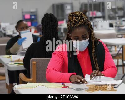 Lawrenceville, Georgia, Stati Uniti. 6 gennaio 2021. I lavoratori di elezione procedano i voti degli assenti di posta-in a Gwinnett County Voter Registration & Elections. Credit: Sue Dorfman/ZUMA Wire/Alamy Live News Foto Stock