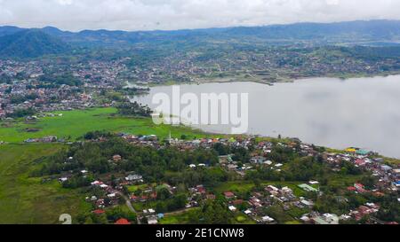 Paesaggio urbano della città di Marawi con case e strade sulla riva del lago Lanao. Mindanao, Lanao del sur, Filippine. Foto Stock