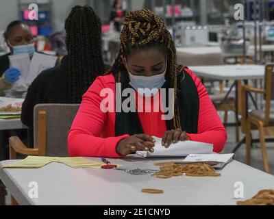 Lawrenceville, Georgia, Stati Uniti. 6 gennaio 2021. I lavoratori di elezione procedano i voti degli assenti di posta-in a Gwinnett County Voter Registration & Elections. Credit: Sue Dorfman/ZUMA Wire/Alamy Live News Foto Stock