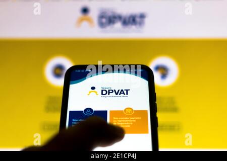 Brasil, 06/01/2020 - Detran / Veículos - Aplicativo do sistema de DPPAT nacional exibido em tela de smartphone e carnê de pagamento do IPVA 2021. (Punto Foto Stock