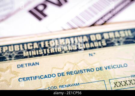 Brasil, 06/01/2020 - Detran / Veículos - Aplicativo do sistema de DPPAT nacional exibido em tela de smartphone e carnê de pagamento do IPVA 2021. (Punto Foto Stock