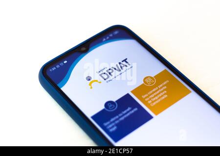 Brasil, 06/01/2020 - Detran / Veículos - Aplicativo do sistema de DPPAT nacional exibido em tela de smartphone e carnê de pagamento do IPVA 2021. (Punto Foto Stock