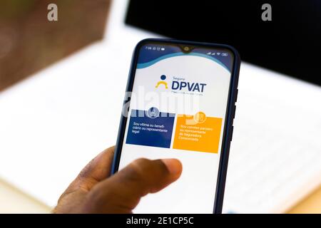 Brasil, 06/01/2020 - Detran / Veículos - Aplicativo do sistema de DPPAT nacional exibido em tela de smartphone e carnê de pagamento do IPVA 2021. (Punto Foto Stock