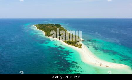 Vista aerea di Seascape con bella spiaggia e isola tropicale Little Santa Cruz. Zamboanga, Mindanao, Filippine. Foto Stock