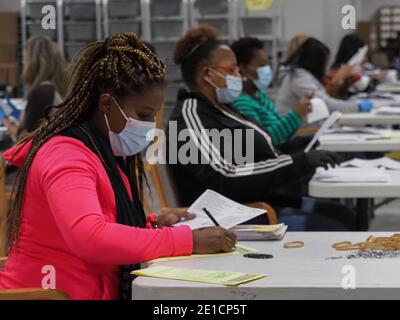 Lawrenceville, Georgia, Stati Uniti. 6 gennaio 2021. I lavoratori di elezione procedano i voti degli assenti di posta-in a Gwinnett County Voter Registration & Elections. Credit: Sue Dorfman/ZUMA Wire/Alamy Live News Foto Stock