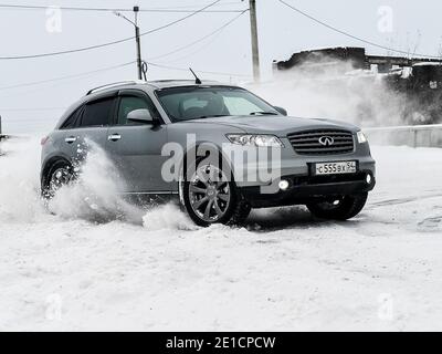 Mosca, Russia - 24 gennaio 2019: Auto infiniti QX70, foto invernali della vettura durante la guida attraverso le nevicate. Foto Stock